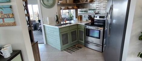 Réfrigérateur, four à micro-ondes, un four, surface de cuisson