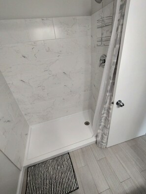 Een douche, een haardroger, handdoeken, zeep