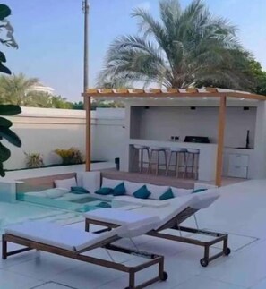 المنطقة المحيطة بالمنشأة