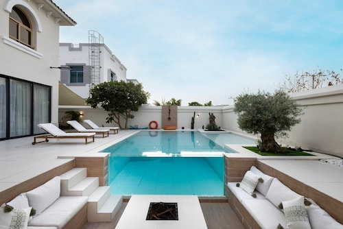 Modern Villa , 5 BR+ Private Pool+BBQ & maid