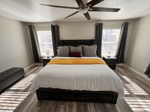 3 bedrooms, iron/ironing board, free WiFi, bed sheets - Gorgeous house w/hot tub pool table gaming table next to amazing walking trail! (Albuquerque)