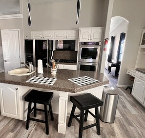 Fridge, microwave, oven, stovetop - Gorgeous house w/hot tub pool table gaming table next to amazing walking trail! (Albuquerque)