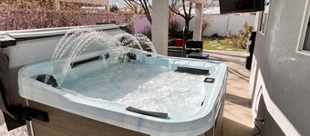 Gorgeous house w/hot tub pool table gaming table next to amazing walking trail!