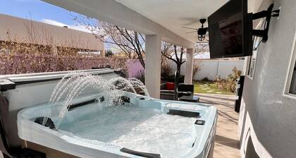 Gorgeous house w/hot tub pool table gaming table next to amazing walking trail!