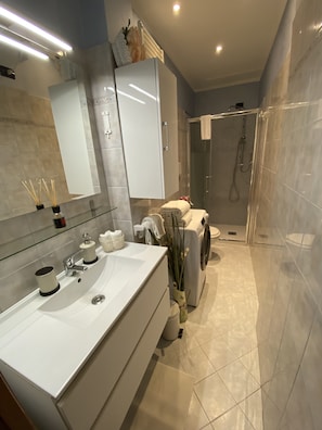 Suihku, hiustenkuivaaja, bidee, pyyhkeet