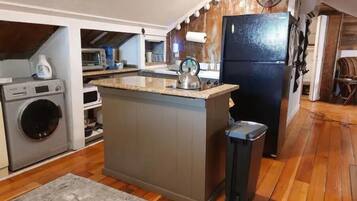 Kylskåp, mikrovågsugn, spishäll och kaffe- och tebryggare