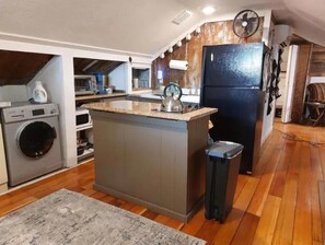 Refrigerador, microondas, parrilla de estufa y cafetera y tetera 