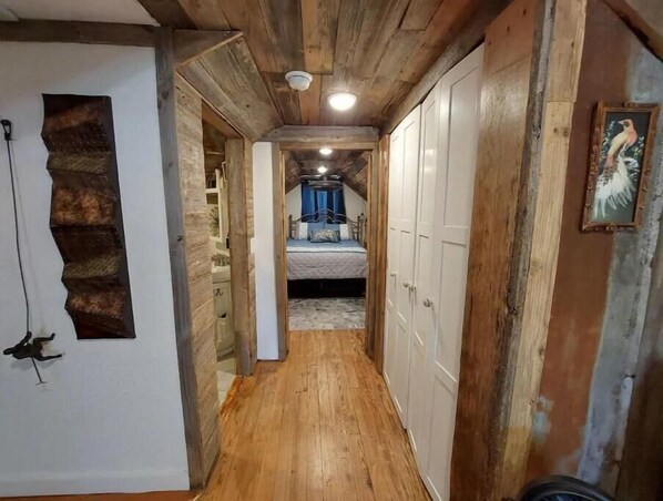 1 bedroom, in-room safe, desk, WiFi - Saint B's Loft
(Jonesboro)