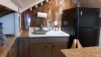 Kylskåp, mikrovågsugn, spishäll och kaffe- och tebryggare