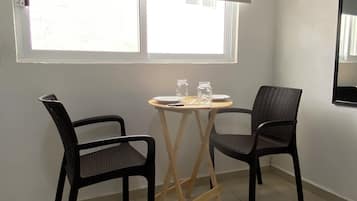 Habitación básica | Ropa de cama hipoalergénica, edredón, minibar y wifi gratis