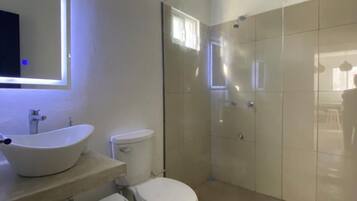 Departamento familiar | Baño | Regadera, amenidades de baño gratuitas, toallas