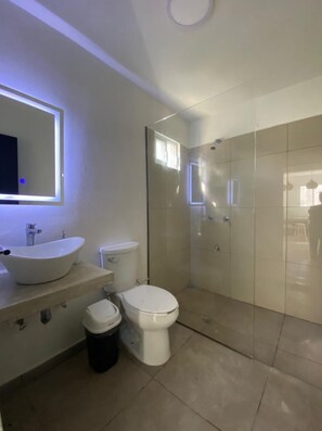 Apartamento familiar | Baño | Ducha, artículos de higiene personal gratuitos y toallas