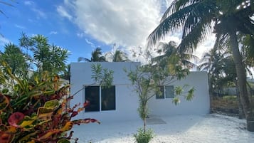 Vista frontal de la propiedad
