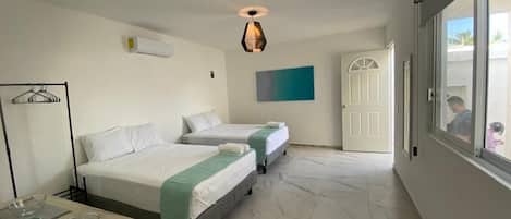 Quarto família | Roupas de cama antialérgicas, edredons de pluma, frigobar