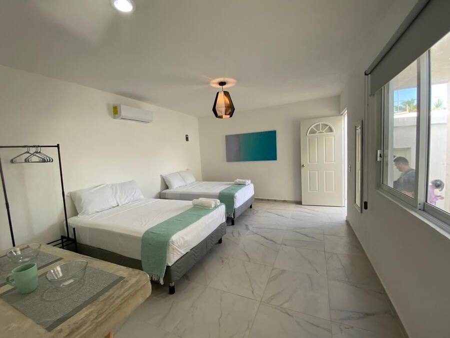 Family Room | Peralatan tempat tidur hipoalergenik, gebar bulu kapas, bar mini