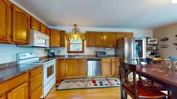 Geladeira, micro-ondas, fogão, cooktop