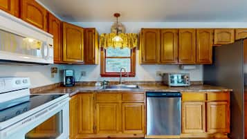 Geladeira, micro-ondas, fogão, cooktop