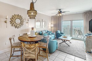 Televisie, een dvd-speler en boeken