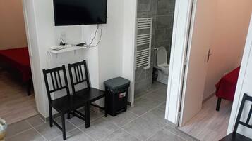 2 slaapkamers, een bureau, een strijkplank/strijkijzer, gratis wifi