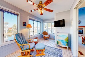 Televisión, reproductor de DVD y libros