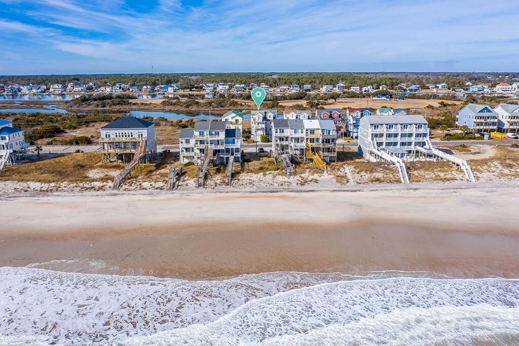 在海灘附近、躺椅