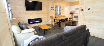 7BR Log Cobin /w Private Pool and Hot tub Just 10 Mins from HunterMT Sleeps 19