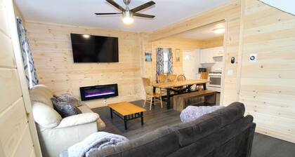 7BR Log Cobin /w Private Pool and Hot tub Just 10 Mins from HunterMT Sleeps 19