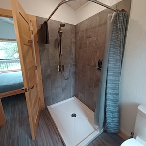 Douche, articles de toilette écologiques, serviettes fournies, savon