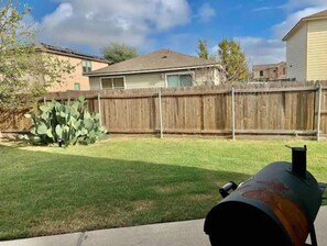 Property grounds - Huge Home Close to DT, Airport, Rainey (Austin)