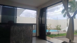 المنطقة المحيطة بالمنشأة