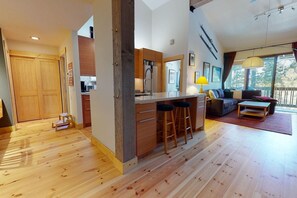 Interior - NEW Modern Remodeled 3BR+Loft(6beds)/3 BA, Sleep 8 (261 Lakeview Blvd, Mammoth Lakes, CA 93546, USA)