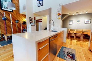 Interior - NEW Modern Remodeled 3BR+Loft(6beds)/3 BA, Sleep 8 (261 Lakeview Blvd, Mammoth Lakes, CA 93546, USA)