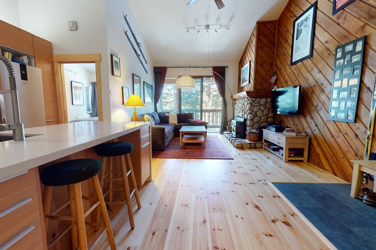 Smart TV, chimenea, futbolito