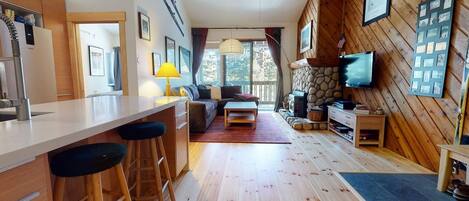 Una Smart TV, una chimenea, un futbolín