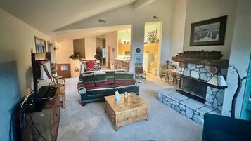 Televisión, chimenea, reproductor de DVD y oficina