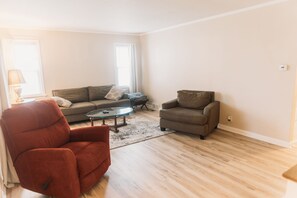 Smart TV - Walk to Pro Football Hall of Fame! 5 Bedroom (Canton)