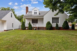 Exterior - Walk to Pro Football Hall of Fame! 5 Bedroom (Canton)