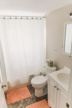 ヘアドライヤー、タオル、石鹸、トイレットペーパー