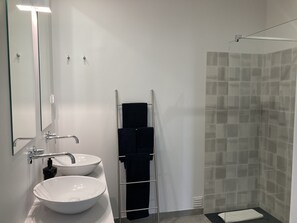 Hårføner og håndklær