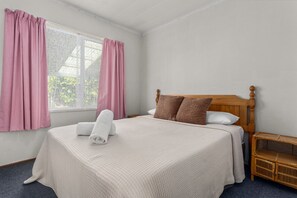 2 bedrooms, iron/ironing board, free WiFi, bed sheets - Back to the Beach Bach- Whole House- 4 guests- One price (Waiotahe)