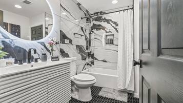 Comfort Apartment | Bilik Mandi | Gabungan pancuran/tab mandi, pengering rambut, tuala disediakan, sabun