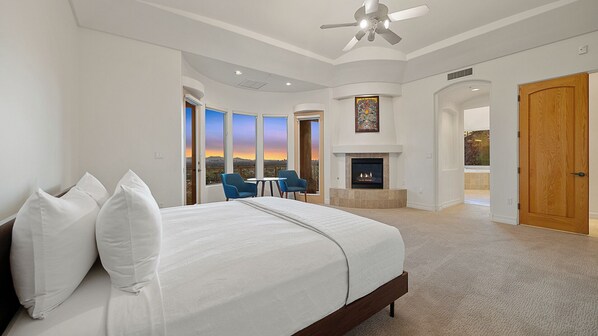 8 Schlafzimmer, Schreibtisch, Bügeleisen/Bügelbrett, Reisekinderbett