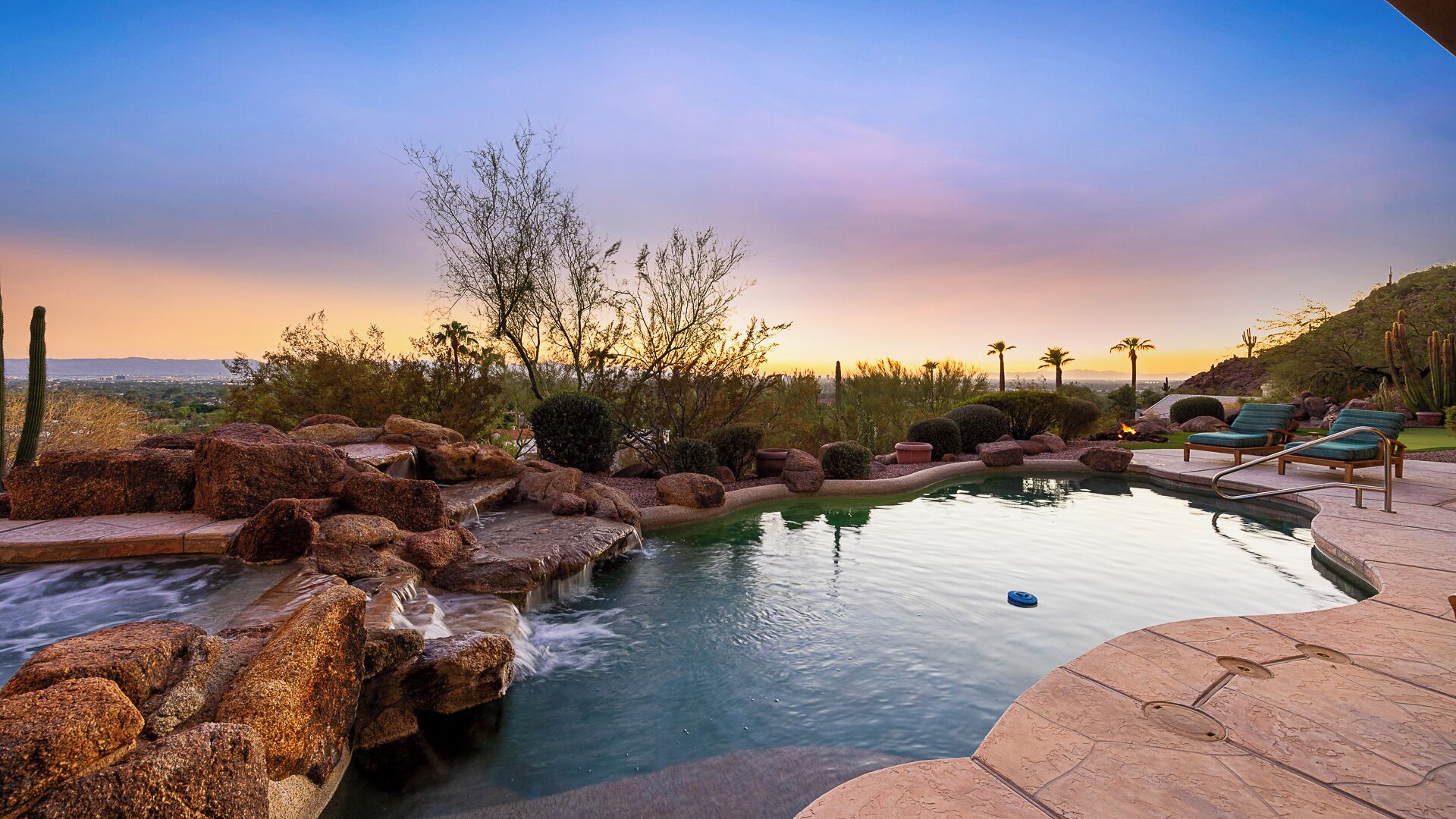 Utendørsbasseng og et oppvarmet basseng