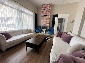 Vila luxo, 4 quartos, banheiro privativo, vista para a montanha | Área de estar