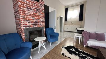 Villa Deluxe, 4 habitaciones, baño privado, vista a la montaña | Área de sala de estar