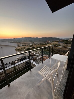 Deluxe Villa, 4 Bedrooms, Private Bathroom, Mountain View | Balcony