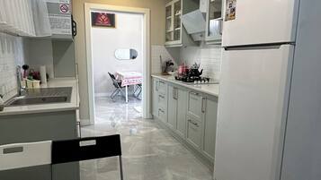 Deluxe Villa, 4 Bedrooms, Private Bathroom, Mountain View | Private kitchen | Microwave, dishwasher, electric kettle, cookware/dishes/utensils