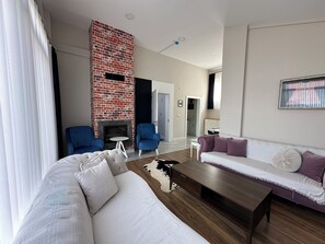 Deluxe Villa, 4 Bedrooms, Private Bathroom, Mountain View | Living area