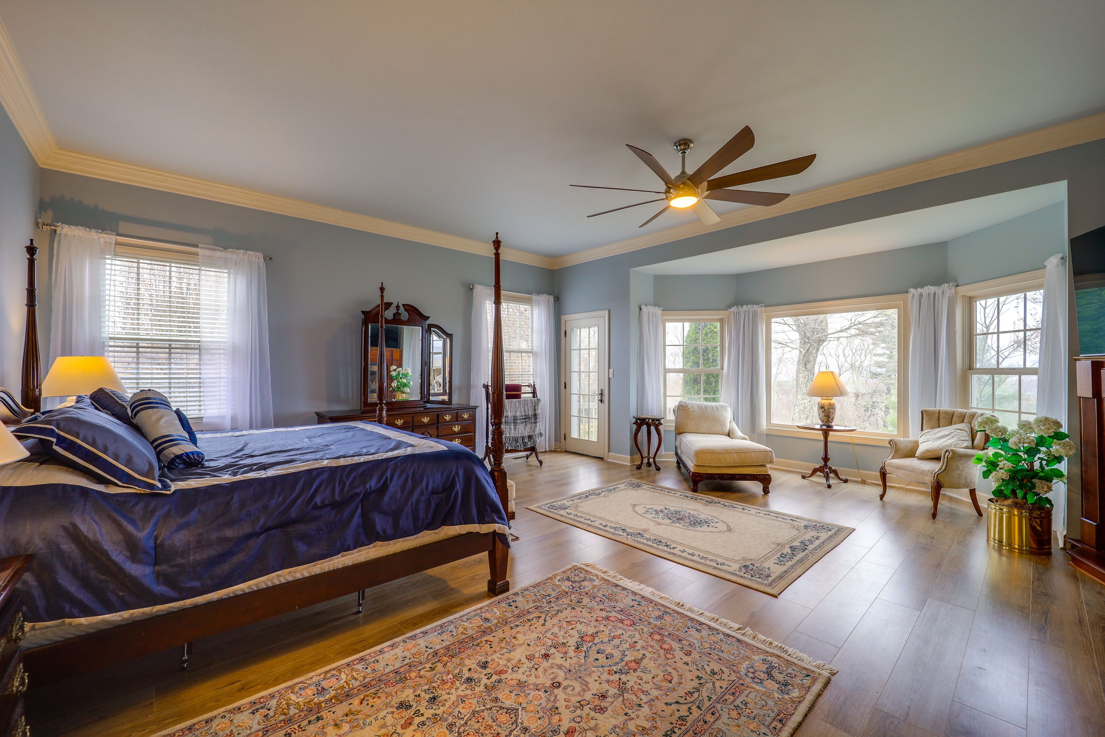 6 bedrooms, desk, iron/ironing board, WiFi