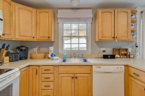 Fridge, microwave, stovetop, dishwasher - Rail Trail Access: Home 2 Mi to Lighthouse Beach! (Chatham)